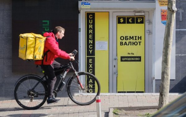 Доллар и евро и евро дорожают: обменники в Украине обновили курсы валют
Доллар и евро и евро дорожают: обменники в Украине обновили курсы валют