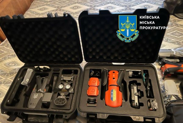 В середмісті Києва у гаражі виявили великий сховок зі зброєю
                                