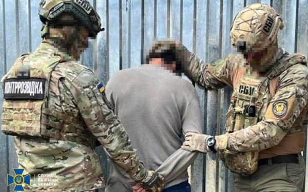 У Херсоні затримали чоловіка, який коригував удари росіян по місту
У Херсоні затримали чоловіка, який коригував удари росіян по місту