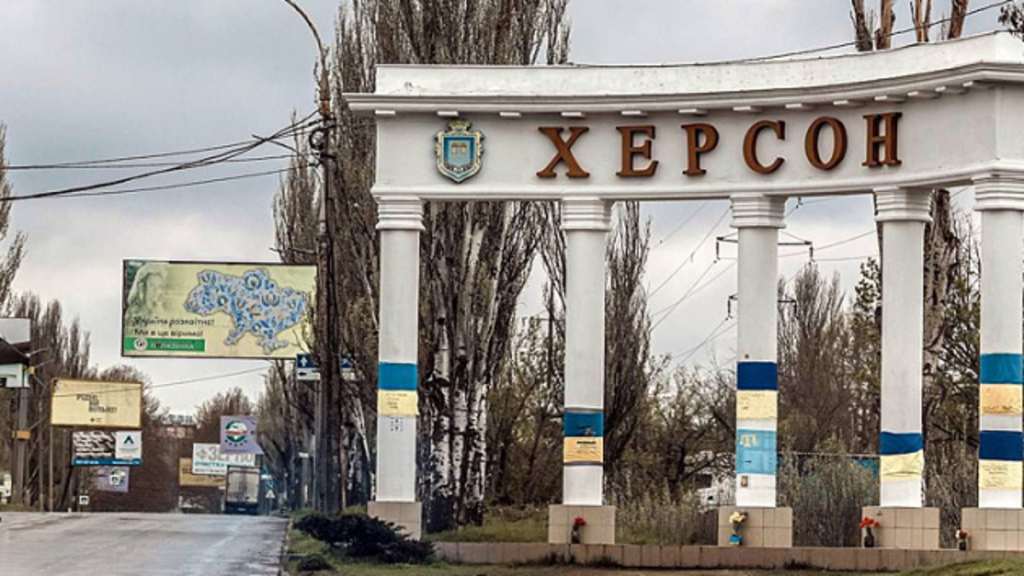 Центр Херсона під вогнем: є загиблий та поранені після удару окупантів Центр Херсона під вогнем: є загиблий та поранені після удару окупантів