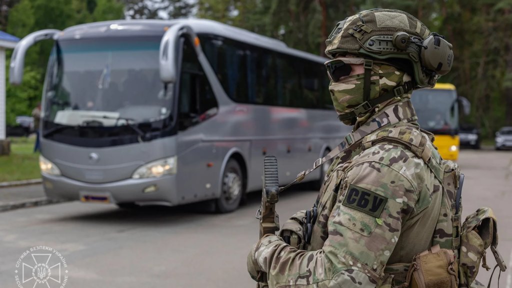 Російському солдату оголосили підозру за вбивство двох українських полонених Російському солдату оголосили підозру за вбивство двох українських полонених