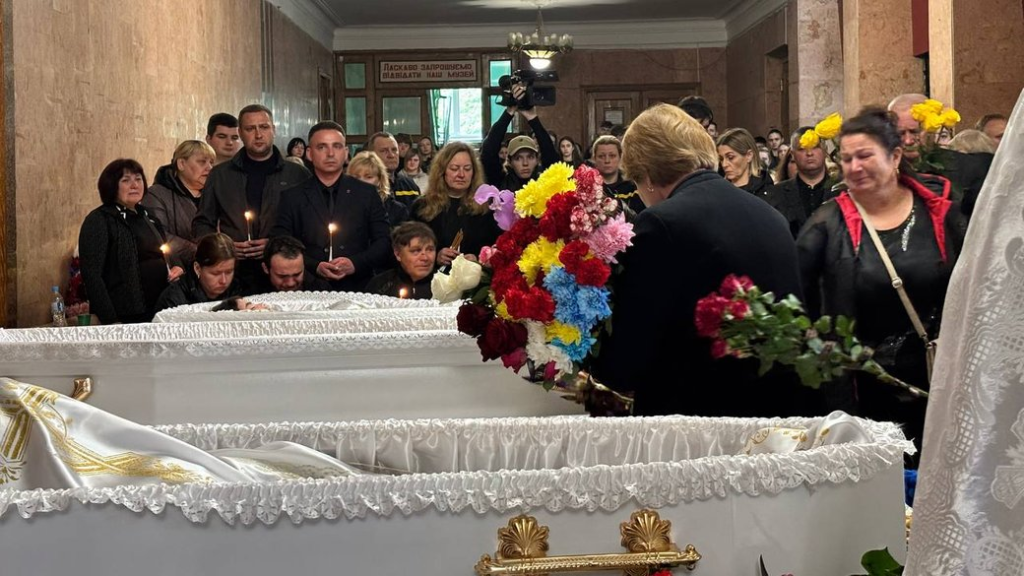 У Коростишеві попрощалися з дітьми, загиблими внаслідок російської атаки У Коростишеві попрощалися з дітьми, загиблими внаслідок російської атаки
