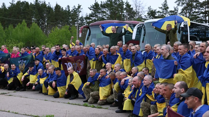 Повернення героїв: черговий обмін полоненими між Україною та Росією Повернення героїв: черговий обмін полоненими між Україною та Росією