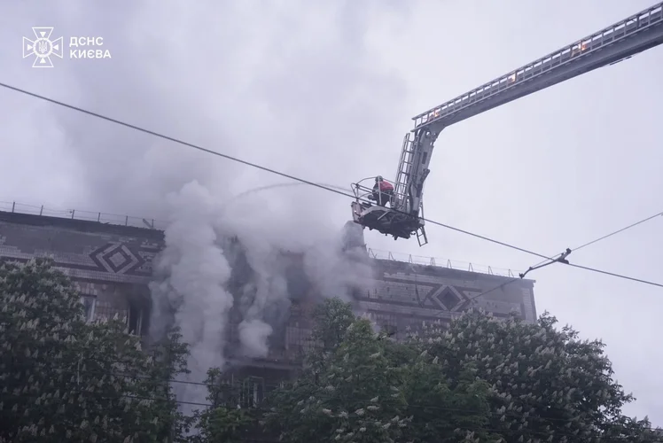 Балістика й дрони по Києву: жертви серед мирного населення