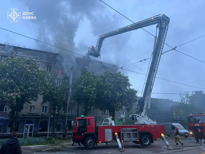 Балістика й дрони по Києву: жертви серед мирного населення