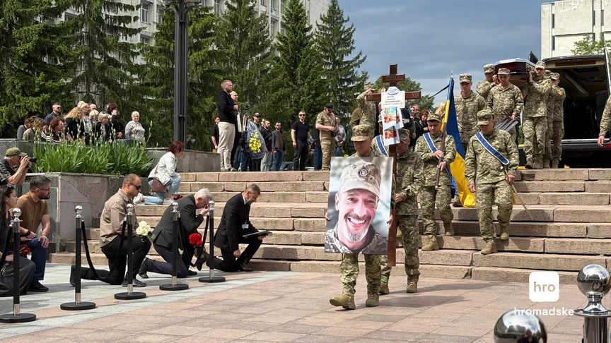 Колеги та побратими попрощалися з телеведучим Неліпою У Києві попрощалися з Максимом Неліпою