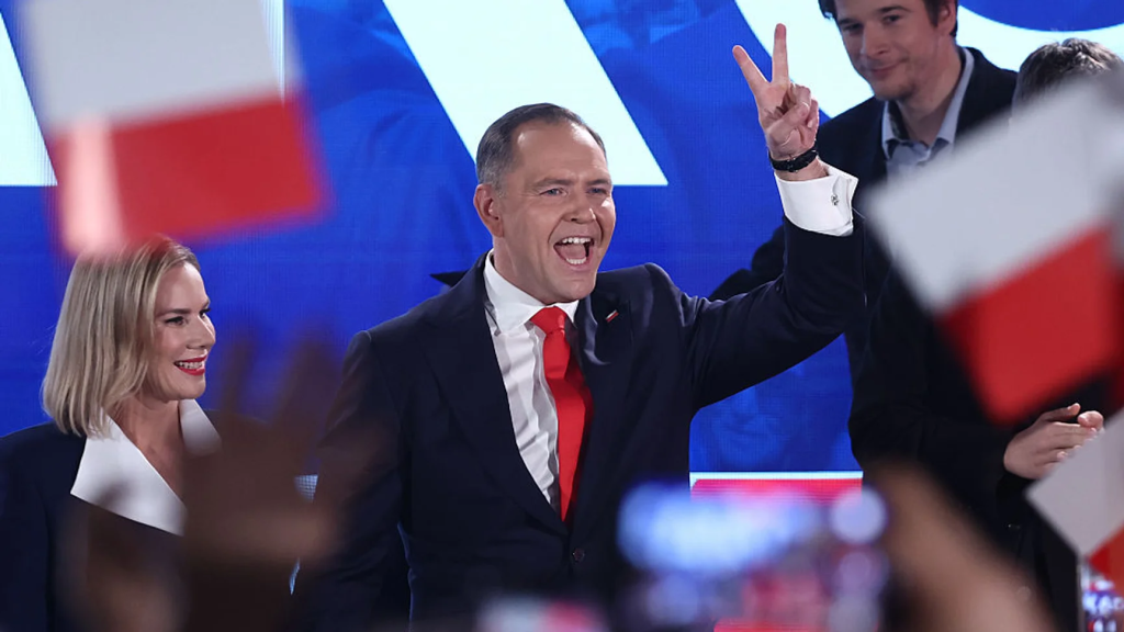 Кароль Навроцький переміг на виборах президента Польщі Кароль Навроцький виграв на президентських виборах у Польщі з 50,89% голосів при явці 71,6%, підтриманий партією «Право і справедливість».