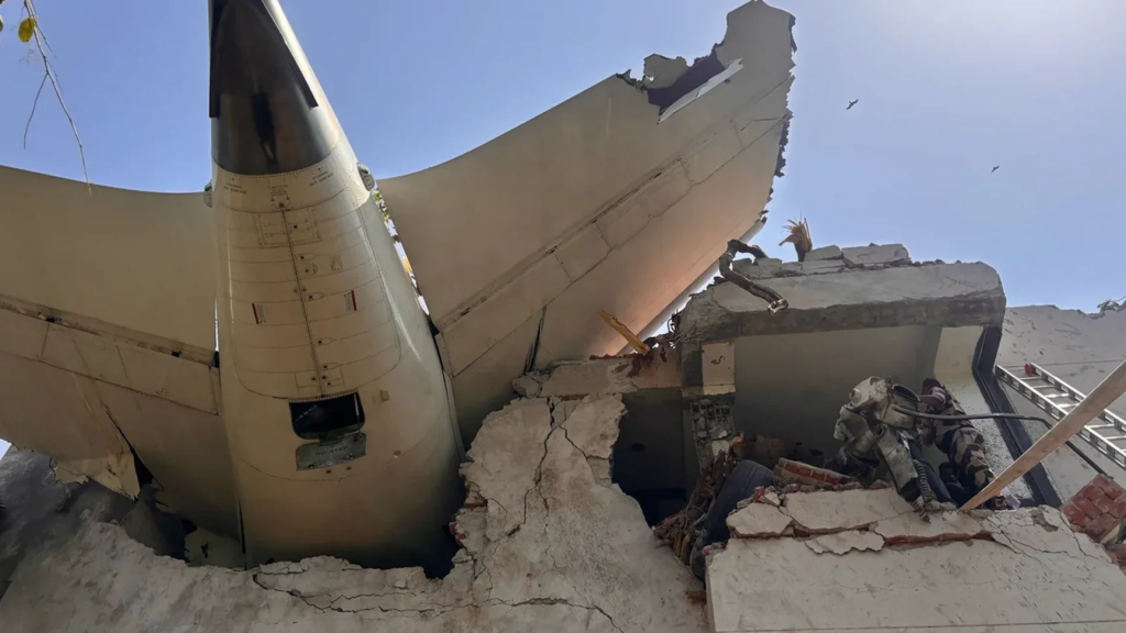 Британець вижив у падінні літака в Індії — розповів подробиці 40-річний громадянин Великої Британії Вішваш Кумар Рамеш став єдиним, хто вижив у авіакатастрофі літака Air India