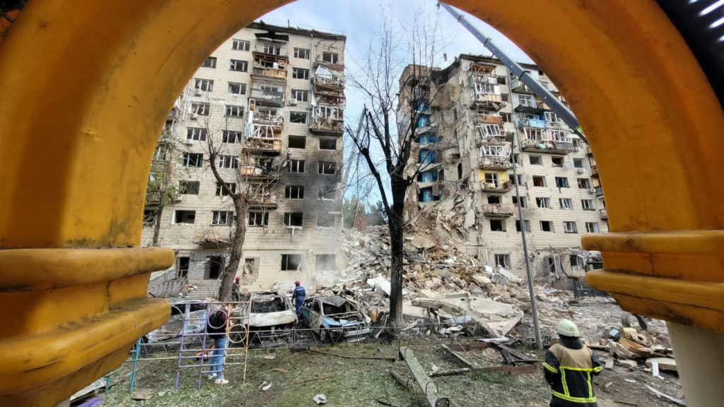 У Києві внаслідок обстрілу постраждали понад 100 людей Обстріл Києва: з-під завалів дістають тіла