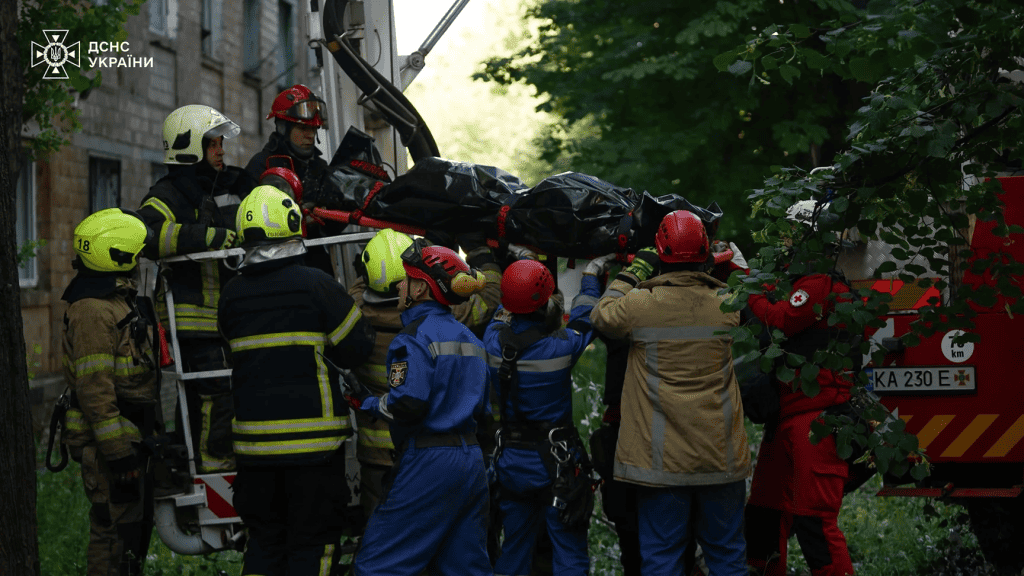 Ракетна атака на Київ: уламки влучили в житлові райони