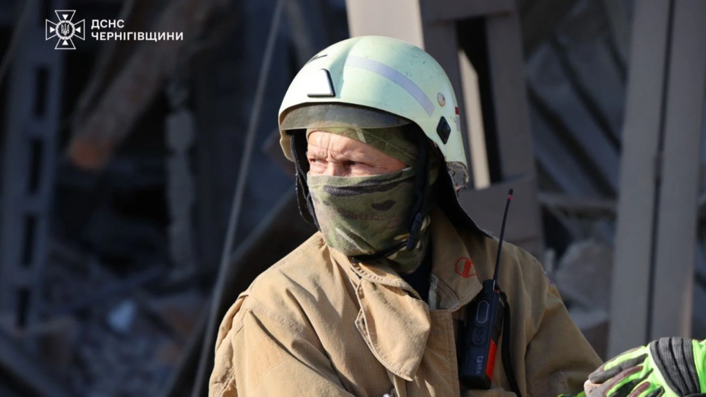 Росія вдарила по Чернігову: під завалами можуть бути люди Росія вдарила по Чернігову: під завалами можуть бути люди
