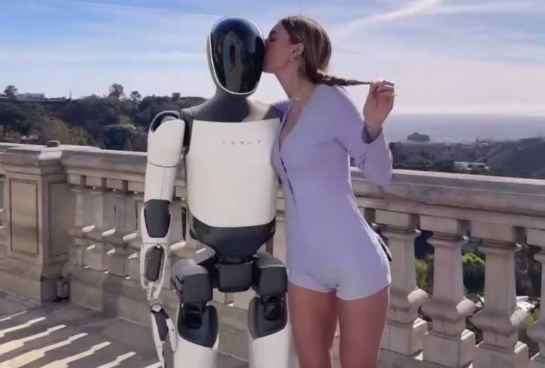 Українська модель OnlyFans Ганна Малігон знясь з роботом Tesla Optimus – відео Українська модель Ганна Малігон знясь з роботом Tesla Optimus - відео