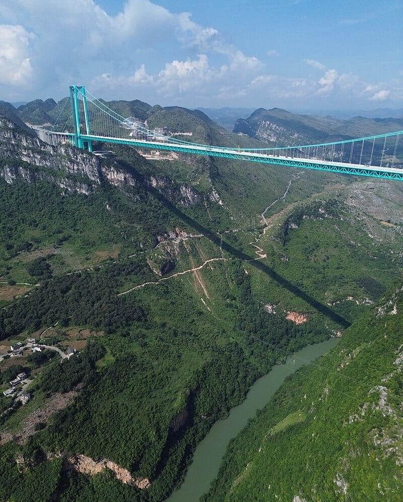 W Chinach otwarto najwyższy most na świecie — most Huajiang. Dowiedz się o jego wysokości, historii budowy i lokalizacji.