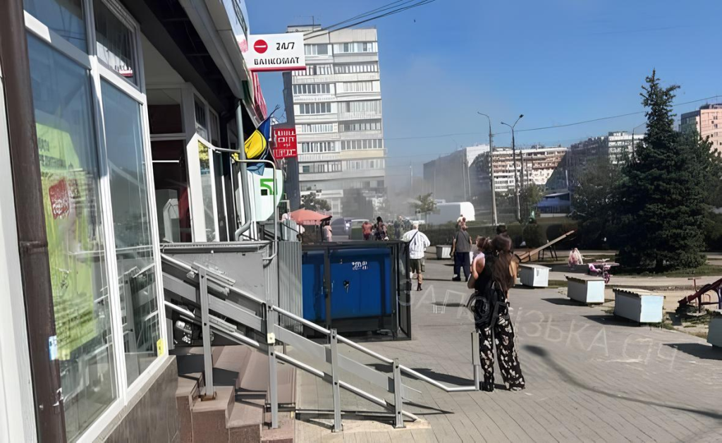 У Запоріжжі дрон влучив у центр мікрорайону: є поранені У Запоріжжі дрон влучив у центр мікрорайону: є поранені