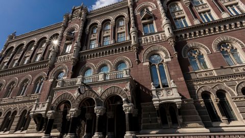 НБУ поднял курс доллара на 7 копеек