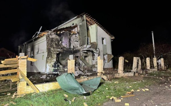 На Київщині через російські обстріли знищені авто та пошкоджені житлові будинки