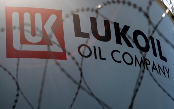 У Румунії стався вибух на нафтопереробному заводі російської компанії “Лукойл”