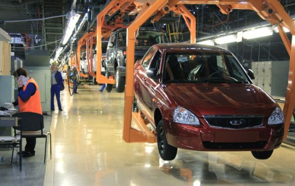 Крах российского “АвтоВАЗа”: завод тонет в новом скандале с дилерами