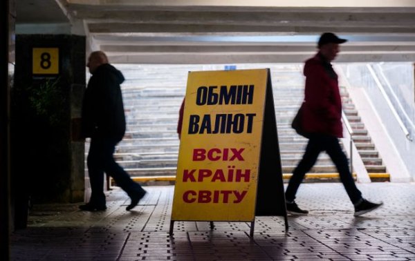 НБУ снова повысил курс доллара после короткой паузы