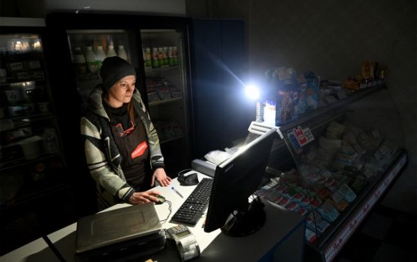 “Укрэнерго” сократило объемы отключений света на завтра: будут ли графики