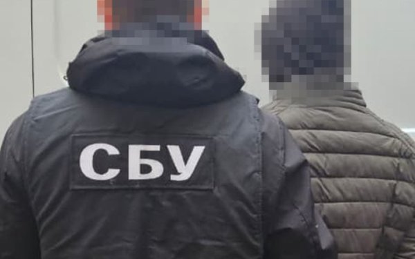 Затримали 20-річного вінничанина, який мав підпалити будівлю Інституту нацпамʼяті у Києві на замовлення РФ