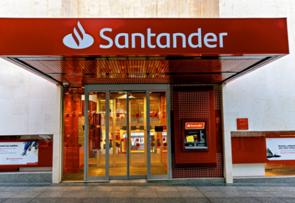 В Польше через банкоматы обокрали клиентов банка Santander