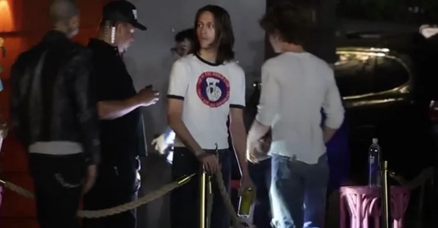 Dowiedz się, dlaczego Percy Hynes White opuścił serial "Wednesday" z powodu oskarżeń o molestowanie i jak zmienił karierę, znajdując nową pracę.