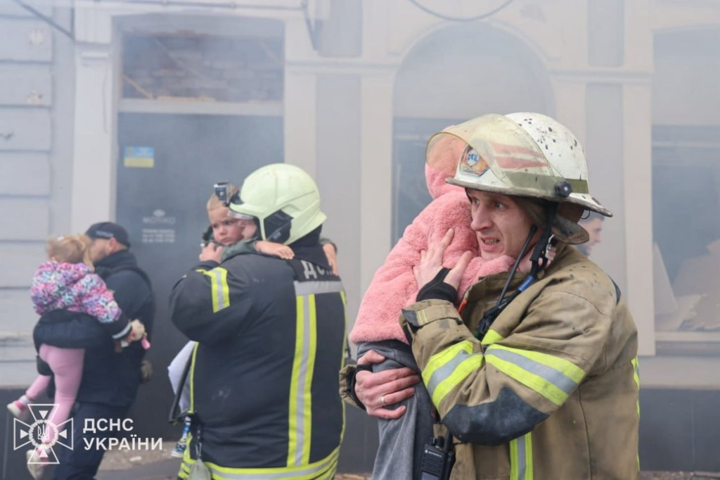 Росія атакувала дитсадок у Харкові – є загиблі та поранені Росія атакувала дитсадок у Харкові. Є загиблий і кілька поранених. Зеленський відреагував на атаку та висловив співчуття.
