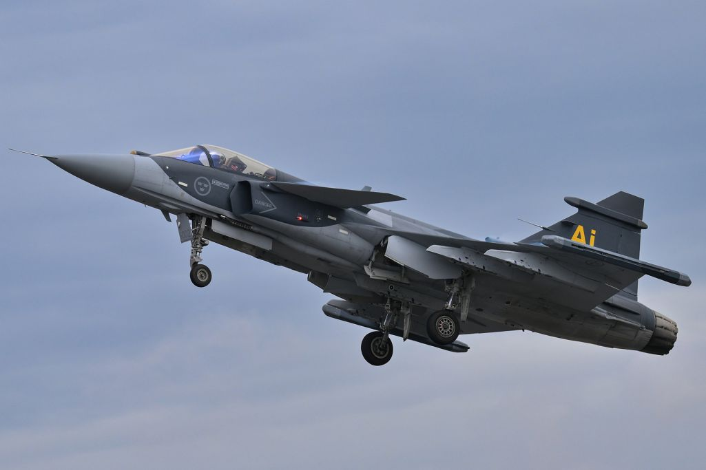 Zełenski ogląda myśliwce Gripen, które Ukraina kupuje od Szwecji