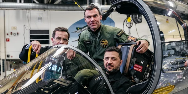 Zełenski ogląda myśliwce Gripen, które Ukraina kupuje od Szwecji