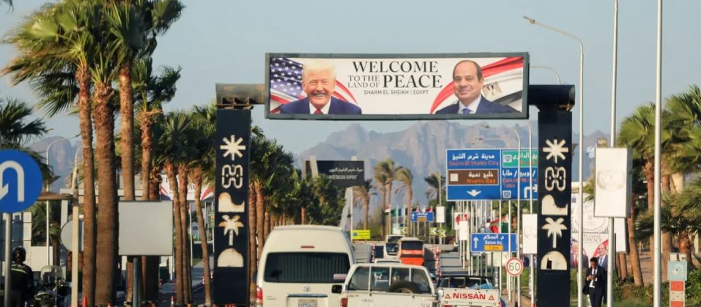 Дональд Трамп прибув до Єгипту на мирний саміт у Шарм-ель-Шейху. Більше 20 лідерів світу взяли участь, але Ізраїль і ХАМАС відмовилися приїхати
