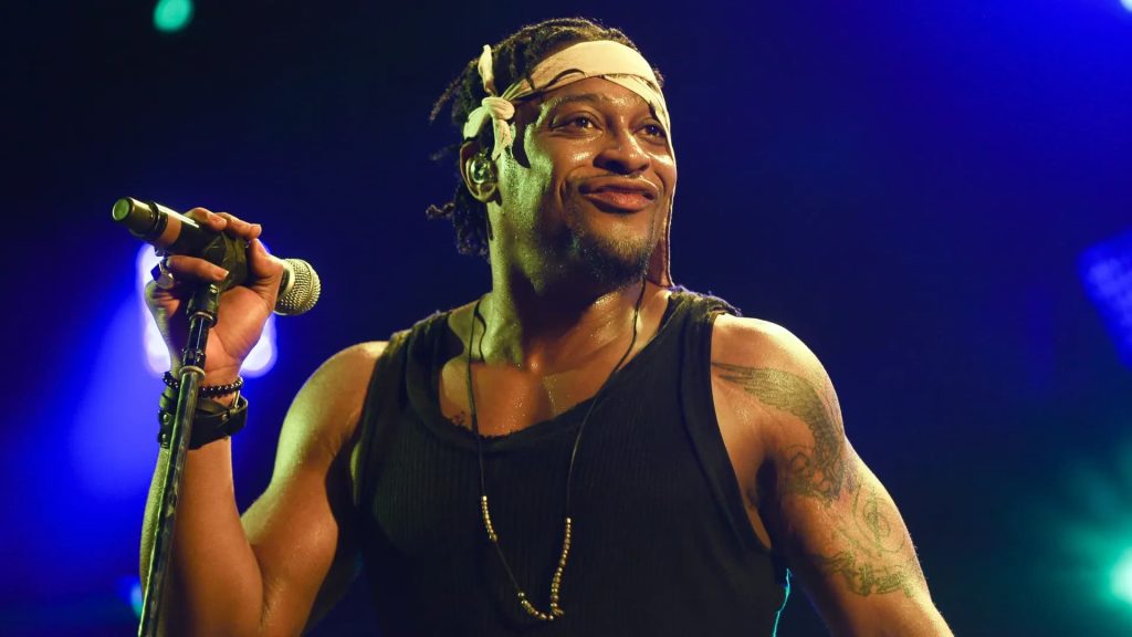 D’Angelo, pionier neo-soulu i legenda R&B. Autor hitów „Brown Sugar” i „Voodoo”, zmarł w wieku 51 lat po długiej walce z rakiem.