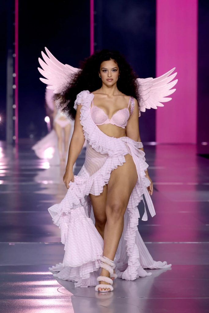 Victoria’s Secret Fashion Show 2025 повертається до Нью-Йорка. Дізнайтесь, коли дивитися, хто виступить і які моделі з’являться на подіумі.