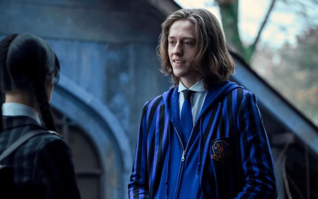 Dowiedz się, dlaczego Percy Hynes White opuścił serial "Wednesday" z powodu oskarżeń o molestowanie i jak zmienił karierę, znajdując nową pracę.