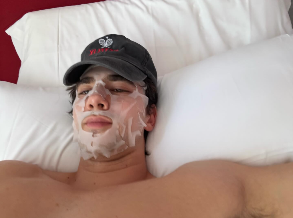 Dowiedz się więcej o Pau Simon — młodym aktorze, który zdobył uwagę publiczności dzięki rolom w serialach „Bunker dla bogaczy” i „Nudes”