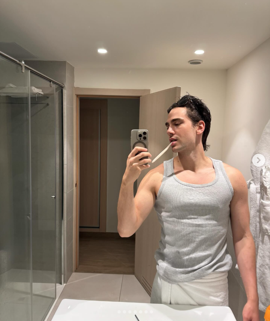 Dowiedz się więcej o Pau Simon — młodym aktorze, który zdobył uwagę publiczności dzięki rolom w serialach „Bunker dla bogaczy” i „Nudes”