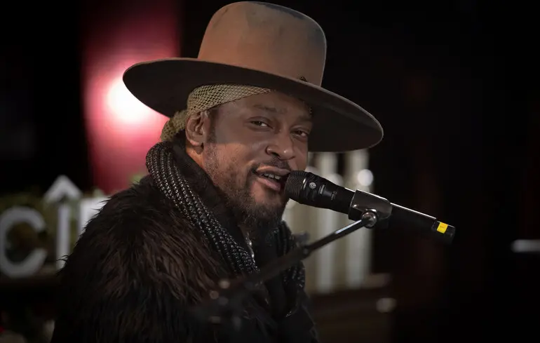 D’Angelo, pionier neo-soulu i legenda R&B. Autor hitów „Brown Sugar” i „Voodoo”, zmarł w wieku 51 lat po długiej walce z rakiem.