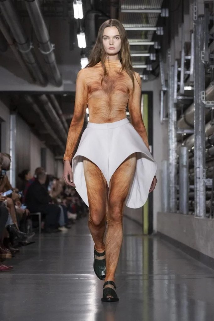 Jean Paul Gaultier zaprezentował prowokacyjną kolekcję na wiosnę–lato 2026 z body imitującymi nagie ciało. Paryż zobaczył najodważniejsze show sezonu.