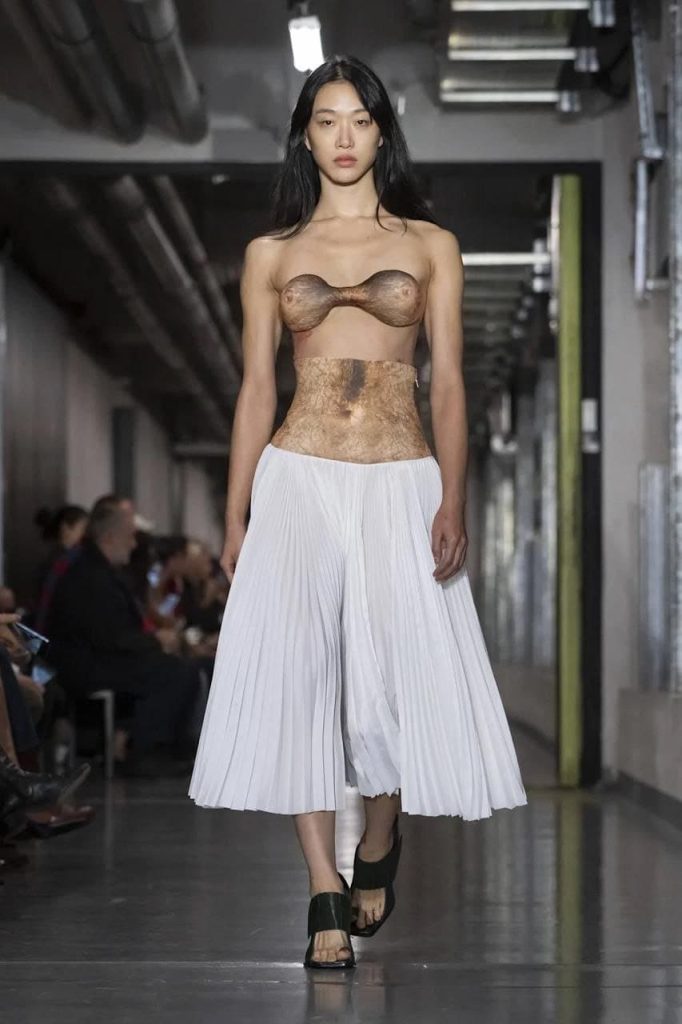 Jean Paul Gaultier zaprezentował prowokacyjną kolekcję na wiosnę–lato 2026 z body imitującymi nagie ciało. Paryż zobaczył najodważniejsze show sezonu.