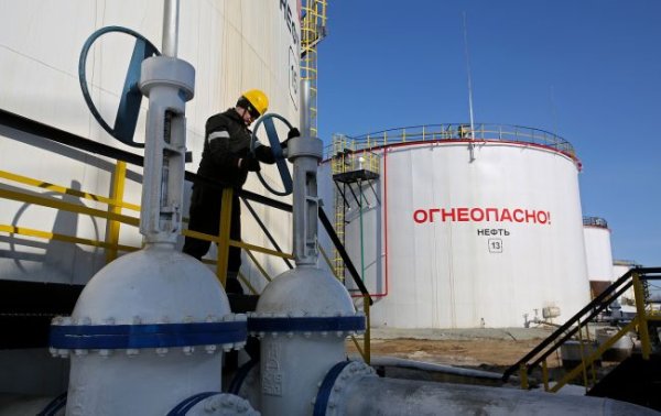 Цены на нефть в мире выросли после ударов Украины по России – Bloomberg