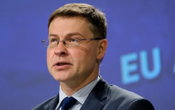 Еврокомиссар призвал G7 ускорить выделение Украине кредита в 50 млрд долларов
