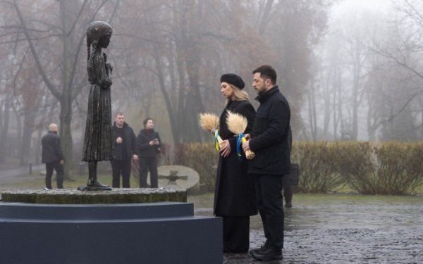 Президент із дружиною вшанували пам’ять жертв Голодоморів в Україні і закликали запалити свічку пам’яті