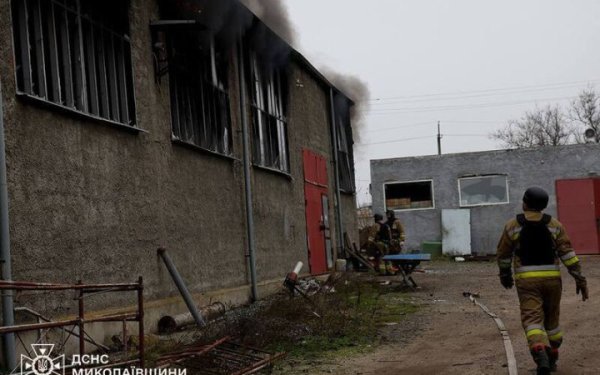 У Миколаєві після атаки РФ горів сільськогосподарський склад площею 500 кв. м