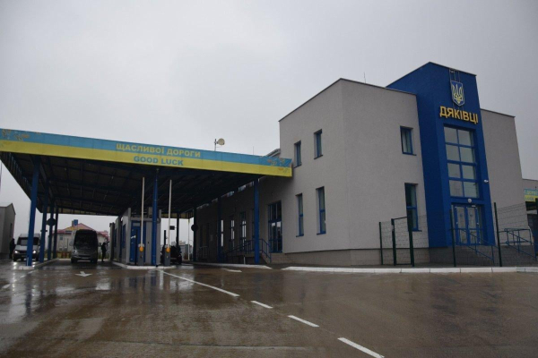 Роботу одного із пунктів пропуску на кордоні з Румунією відновили: названо причину збою