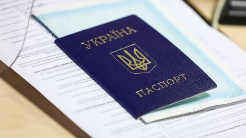 Обязательно ли украинцам менять паспорт-книжечку на ID: объяснение миграционной службы