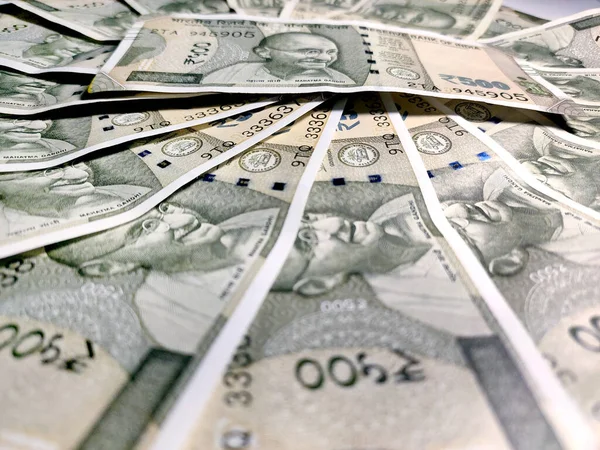 Индийская рупия в 2025 году оказалась худшей валютой Азии — Bloomberg