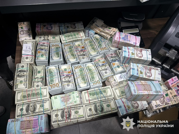 В Украине разоблачили мошенническую инвестбиржу: Нацполиция изъяла более $1,4 миллиона наличными