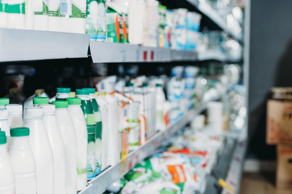 В Україні дорожчають молочні продукти: скільки коштують молоко, кефір, сир та сметана