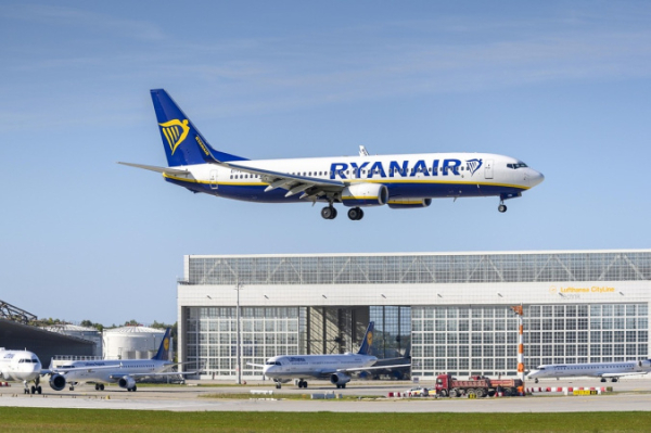 Ryanair переходит на цифру: Авиакомпания отменяет печатные посадочные талоны