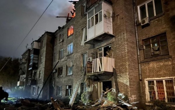 Массированная атака на Каменское: 8 пострадавших, разрушен дом
